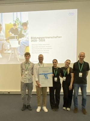 Lennard Braun, Herr Hauser, Hannah Bless, Lina Kassing und Herr Bausewein bei der Entgegennahme der Urkunde Lennard Braun, Herr Hauser, Hannah Bless, Lina Kassing und Herr Bausewein bei der Entgegennahme der Urkunde